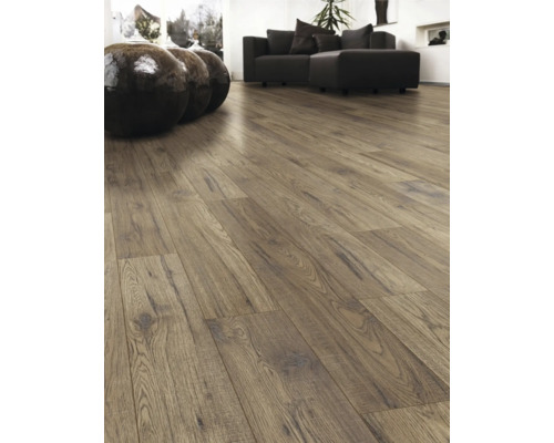 Vy över ett vardagsrum med laminatgolv.