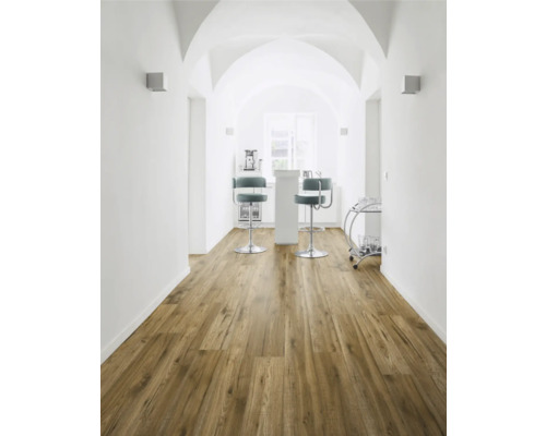 Hall med trägolv, barstolar och vita väggar