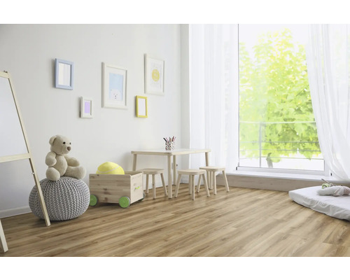 Ljust barnrum med trägolv, lekbord och leksaker