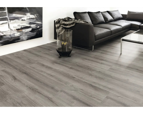 Vardagsrum med grått vinylgolv i träutseende, soffa och dekoration