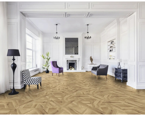 Ljust rum med fiskbensparkett, fåtöljer, soffa och öppen spis