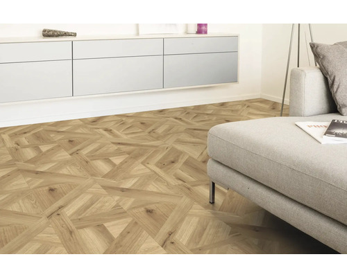 Vardagsrum med ljusbrunt parkettgolv i geometriskt mönster, ljus soffa och vita väggskåp