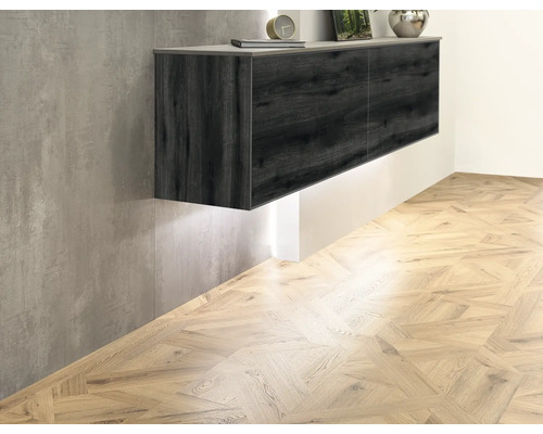 Vägghängd skåp med trästruktur i ett modernt vardagsrum