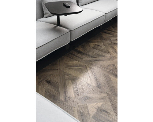 Soffa med sidobord och ett golv med fiskbensmönster.