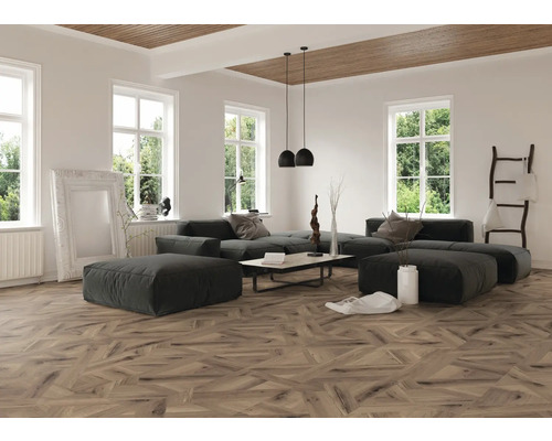 Ljust vardagsrum med soffa, fönster och trägolv