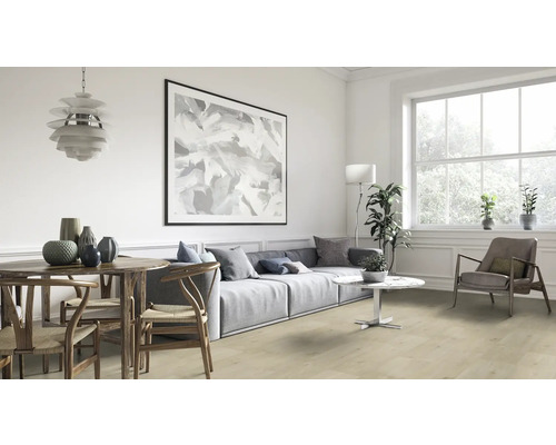 Ljust vardagsrum med matbord, soffa, fåtölj och fönster