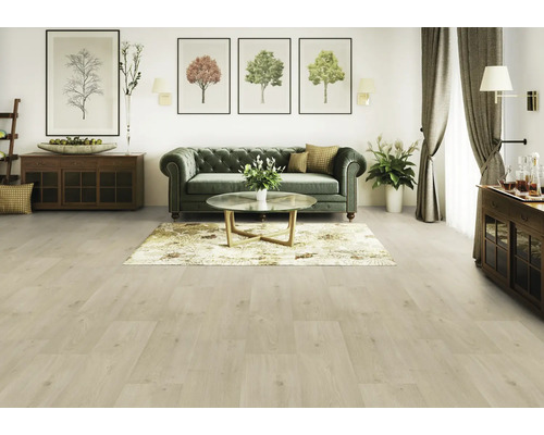 Vardagsrum med ljust trägolv, soffa och dekorationer