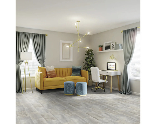 Vardagsrum med soffa, skrivbord och grått golv