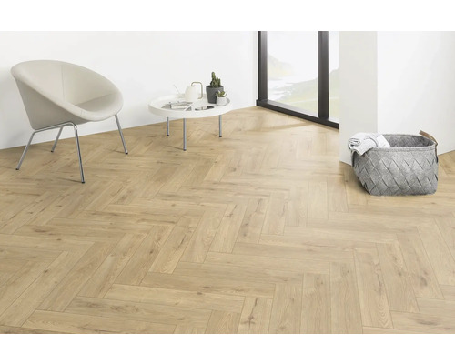 Ljust rum med fiskbensparkett, stol, bord och förvaringskorg