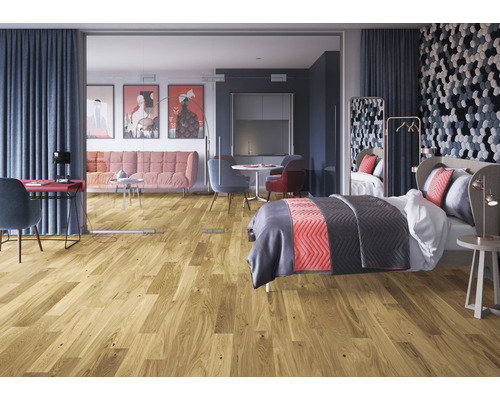 Ljust vardagsrum med trägolv, säng, soffa och matbord