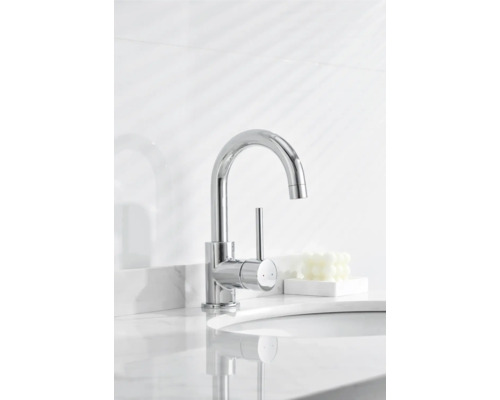 Tvättställsblandare av metall på ett tvättställ