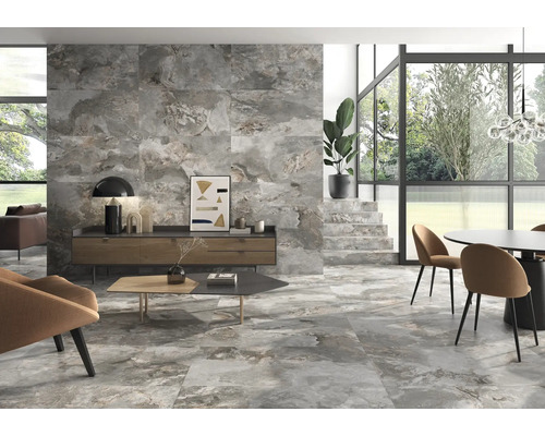 Vardagsrum med vägg- och golvplattor i marmorlook, kombinerat med matchande möbler och dekorationer
