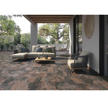 Terrass med golvplattor, loungemöbler och hänglampa