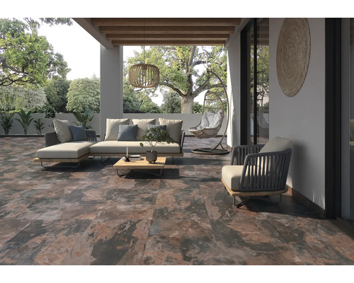 Terrass med golvplattor, loungemöbler och hänglampa