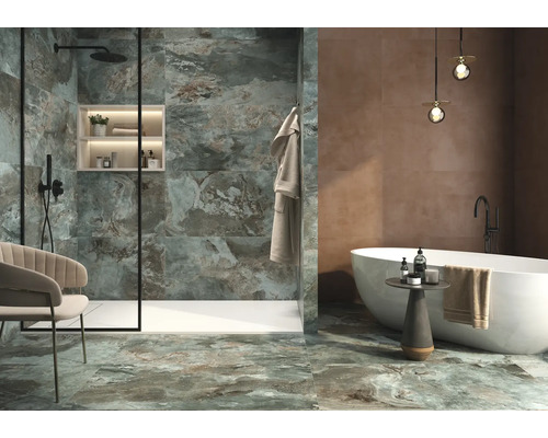 Modernt badrum med dusch, badkar och väggplattor i stenimitation