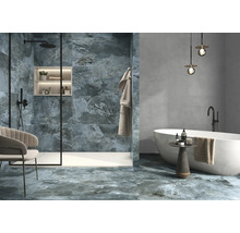 Modernt badrum med gråblå plattor i stenlook, dusch, badkar och elegant belysning