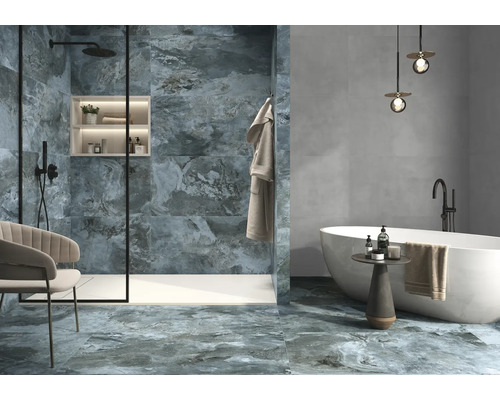 Modernt badrum med gråblå plattor i stenlook, dusch, badkar och elegant belysning
