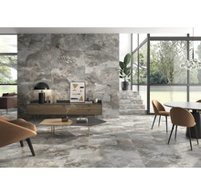 Vardagsrum med kakel i stenlook på vägg och golv, möblerat