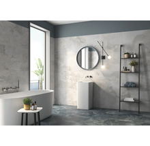 Modernt badrum med badkar, tvättställ och hylla