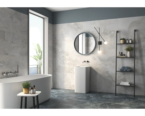 Modernt badrum med badkar, tvättställ och hylla