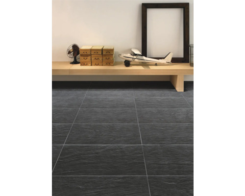 Lagt golv med kakel i ett vardagsrum.