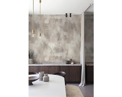 Ljust vardagsrum med mönstrad tapet, matbord och pendellampor