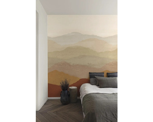 Sovrum med mönstrad tapet, säng, växt och trägolv