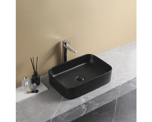 Svart tvättställsskål med armatur på ett tvättställ