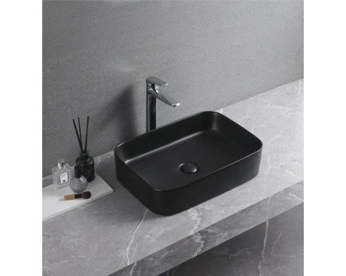 Rektangulärt handfat i keramik med kran på bänkskiva