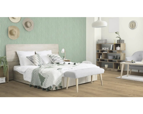 Sovrum med dubbelsäng, bänk, hylla och dekorativ väggdesign