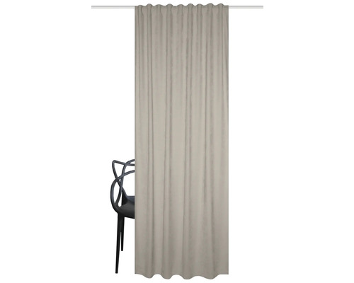 Beige gardin framför en svart stol