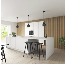 Modernt kök med köksö, barstolar och pendellampor.