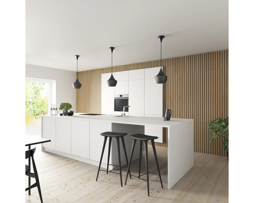 Modernt kök med köksö, barstolar och pendellampor.