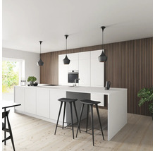 Ljust kök med köksö, barstolar och hänglampor.