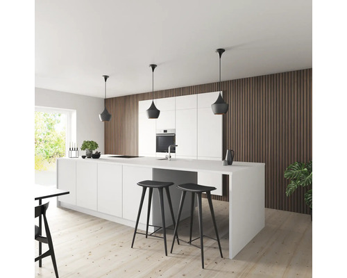 Ljust kök med köksö, barstolar och hänglampor.