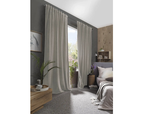 Sovrum med gardiner framför fönstret för fönsterdekoration