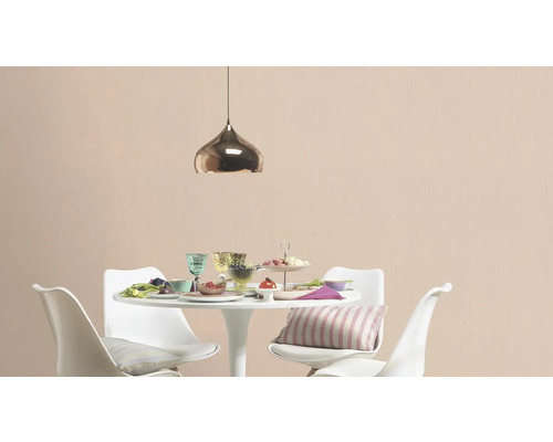Matsal med matbord, stolar och hänglampa för en ljus och inbjudande atmosfär