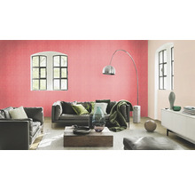 Vardagsrum med tapet, soffa, soffbord och golvlampa