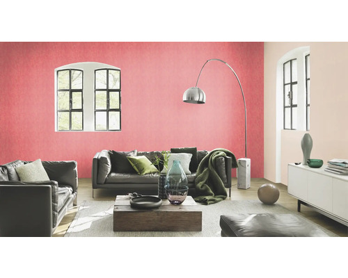 Vardagsrum med tapet, soffa, soffbord och golvlampa