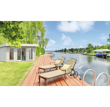 Trädgårdshus på en träaltan med solstolar vid sjön