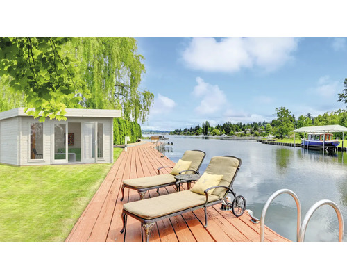 Trädgårdshus på en träaltan med solstolar vid sjön