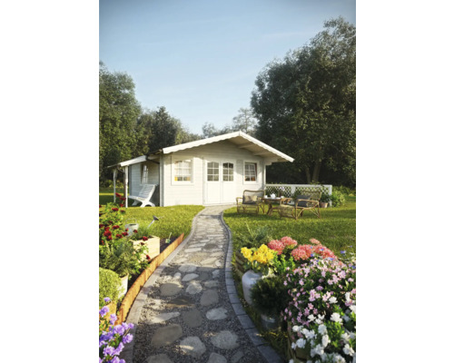Trädgård med trädgårdshus i trä, trädgårdsgång med stenar och blomsterrabatter