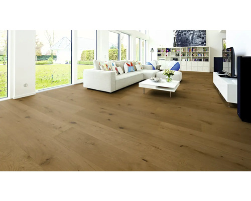 Ljust vardagsrum med lagd ekparkett