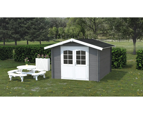 Trädgårdsscen med trädgårdsskjul i trä, picknickbord och planteringslåda