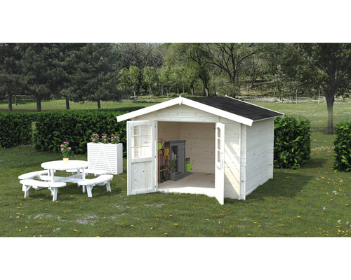 Trädgårdshus med öppna dubbeldörrar, trädgårdsbord och sittgrupp på gräsmatta