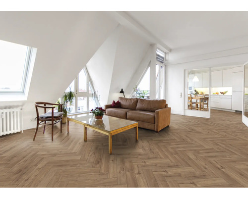 Vardagsrum med brunt parkettgolv i fiskbensmönster, soffa och bord