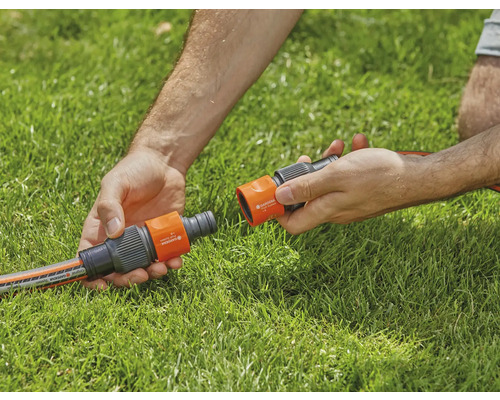 Två snabbkopplingar för trädgård kopplas ihop