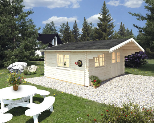 Trädgårdsutsikt med trädgårdshus i trä, trädgårdsbord och darttavla