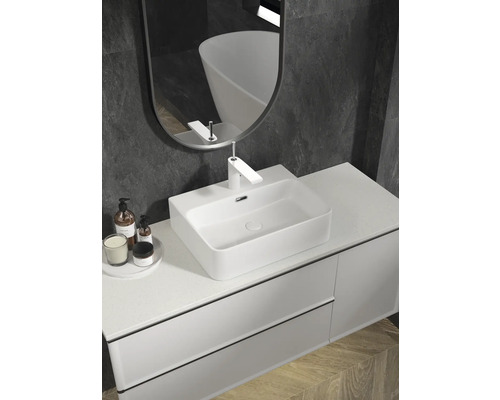 Modernt badrum med vitt tvättställsskåp, spegel och underskåp