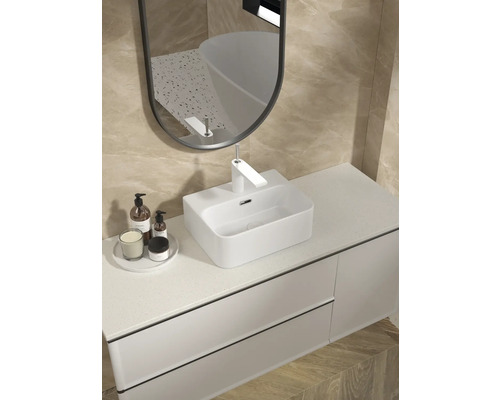 Modernt badrum med tvättställ, ovanpåliggande tvättställ, blandare och spegel